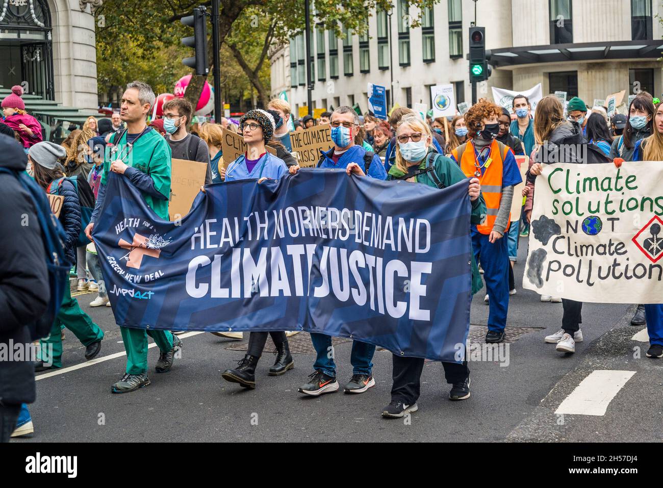 Gli operatori sanitari chiedono giustizia climatica, manifestazione Global Day of Action for Climate Justice, Londra, Regno Unito. 6 novembre 2021 Foto Stock