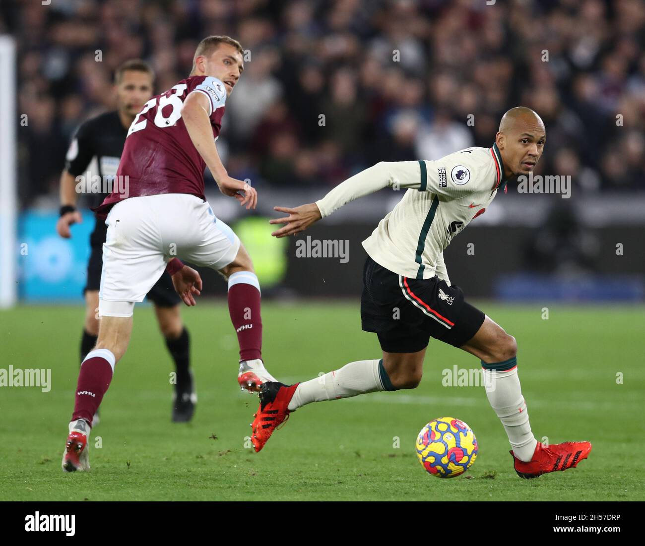 Londra, Inghilterra, 7 novembre 2021. Fabinho di Liverpool sfidato da Tomas Soucek di West Ham United durante la partita della Premier League al London Stadium di Londra. Il credito dell'immagine dovrebbe leggere: Paul Terry / credito dello Sportimage: Notizie dal vivo dello Sportimage/Alamy Foto Stock