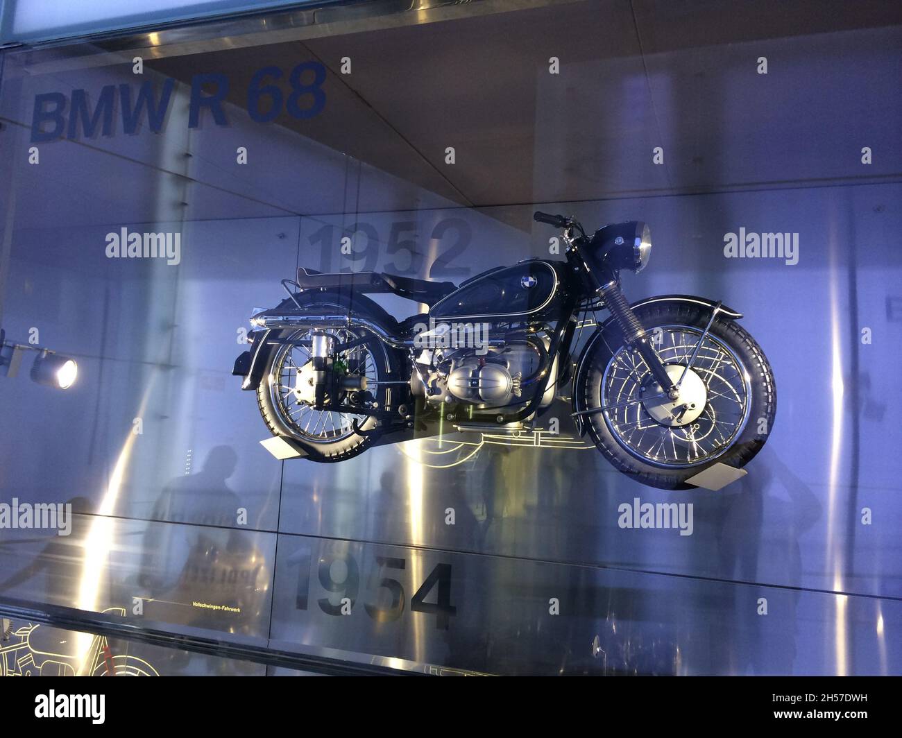 BMW R 68 motocicletta: Anno 1952. Si tratta di una moto sportiva, prodotta dalla BMW dal 1952 al 1954. BMW Museum, Monaco di Baviera, Germania. Foto Stock