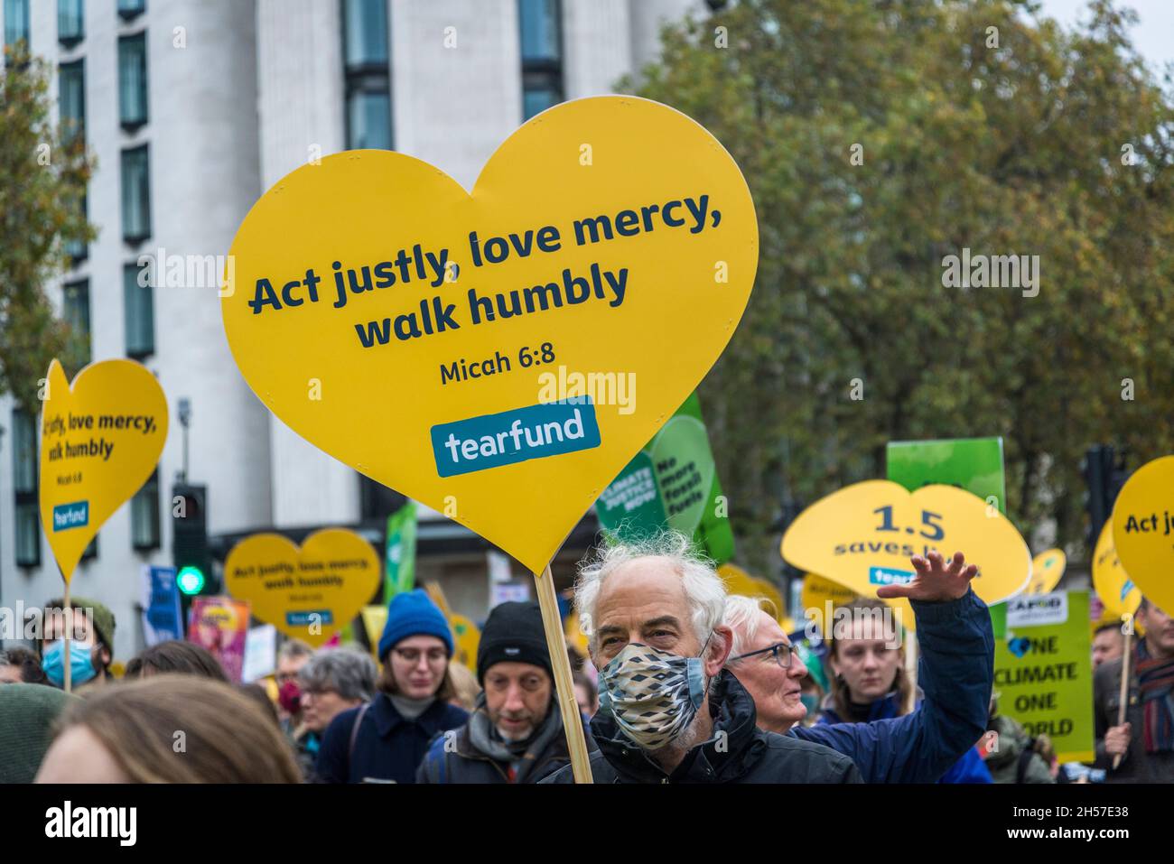 Tearfund aiutare le persone in povertà in tutto il mondo, manifestazione Global Day of Action for Climate Justice, Londra, Regno Unito. 6 novembre 2021 Foto Stock
