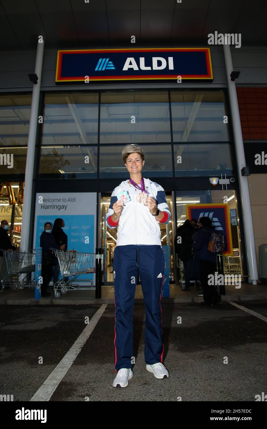 Londra, Regno Unito. 28 ottobre 2021. Sally Walton, medaglia di bronzo di hockey britannica, pone per una foto mentre tiene la sua medaglia fuori dal nuovo negozio Aldi nel nord di Londra.in estate, il supermercato budget ha confermato i piani di aprire più di 450 nuovi negozi in tutto il Regno Unito, 400 negozi in Inghilterra, 30 in Galles e 20 in Scozia, creazione di 2000 lavori. Aldi è il quinto grande supermercato della Gran Bretagna. Credit: SOPA Images Limited/Alamy Live News Foto Stock