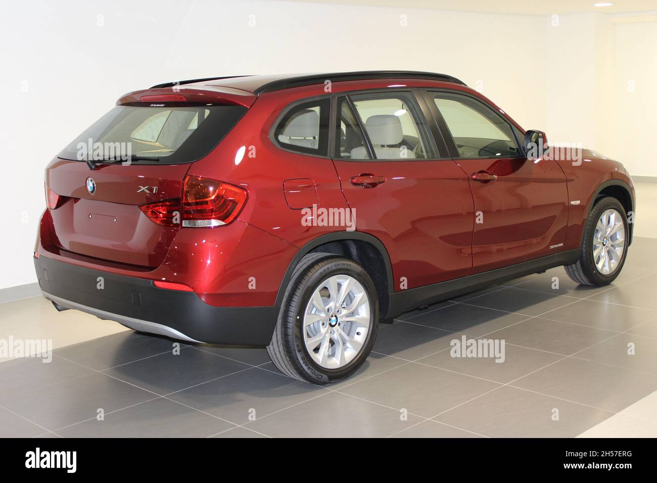 BMW X1 (E84): Vista posteriore e laterale dell'auto, colore rosso metallizzato. Prima generazione, prodotta dal 2009 al 2015. São Paulo - Brasile Foto Stock