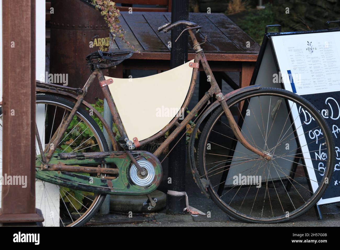 Biciclette vecchie e arrugginite di fronte ad un ristorante. Foto Stock