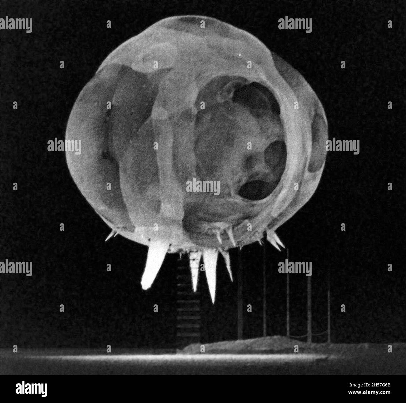 Un'esplosione nucleare di fuoco ajust 1 millisecondo dopo la detonazione. Mostra lo strano effetto chiazzato sulla superficie e l'effetto trick della corda, i picchi incandescenti sul fondo della sfera causati da cavi di acciaio evaporanti utilizzati per fissare la torre. Foto Stock