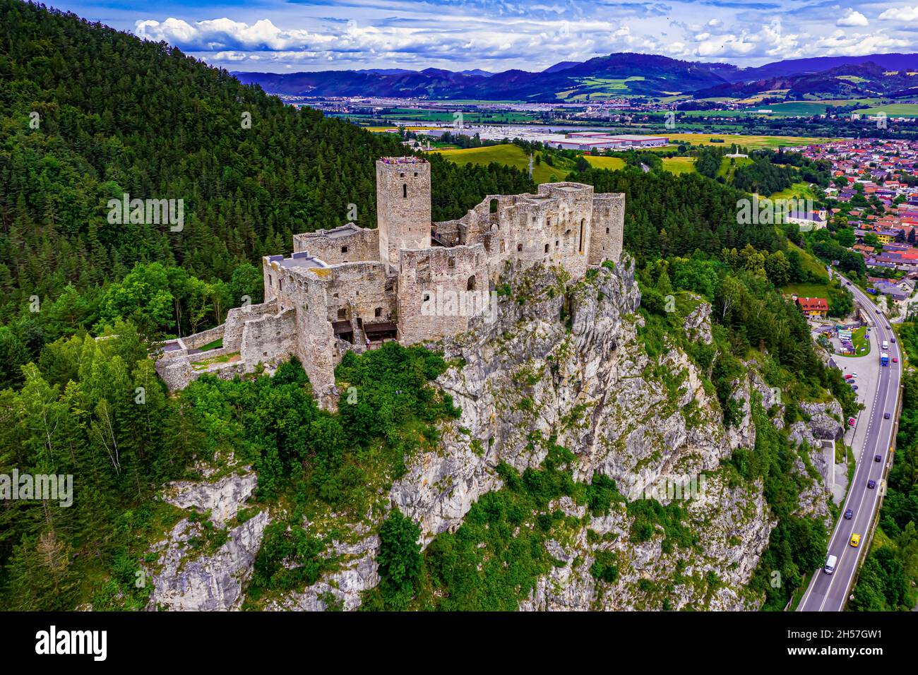 Burg Strecno in der Slowakei aus der Luft | Castello Strecno in Slowakia dall'alto Foto Stock
