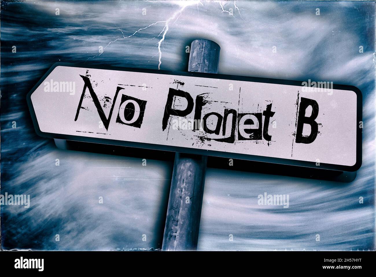 Nessun pianeta B, visualizzato su un cartello stradale su un post con una tempesta vorticosa sullo sfondo e un fulmine che colpisce il segno in un tono blu Foto Stock