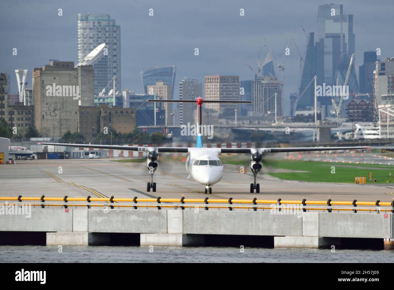 Luxair Bombardier Q400 LX-LGM tassazioni per la partenza dall'aeroporto di London City Foto Stock
