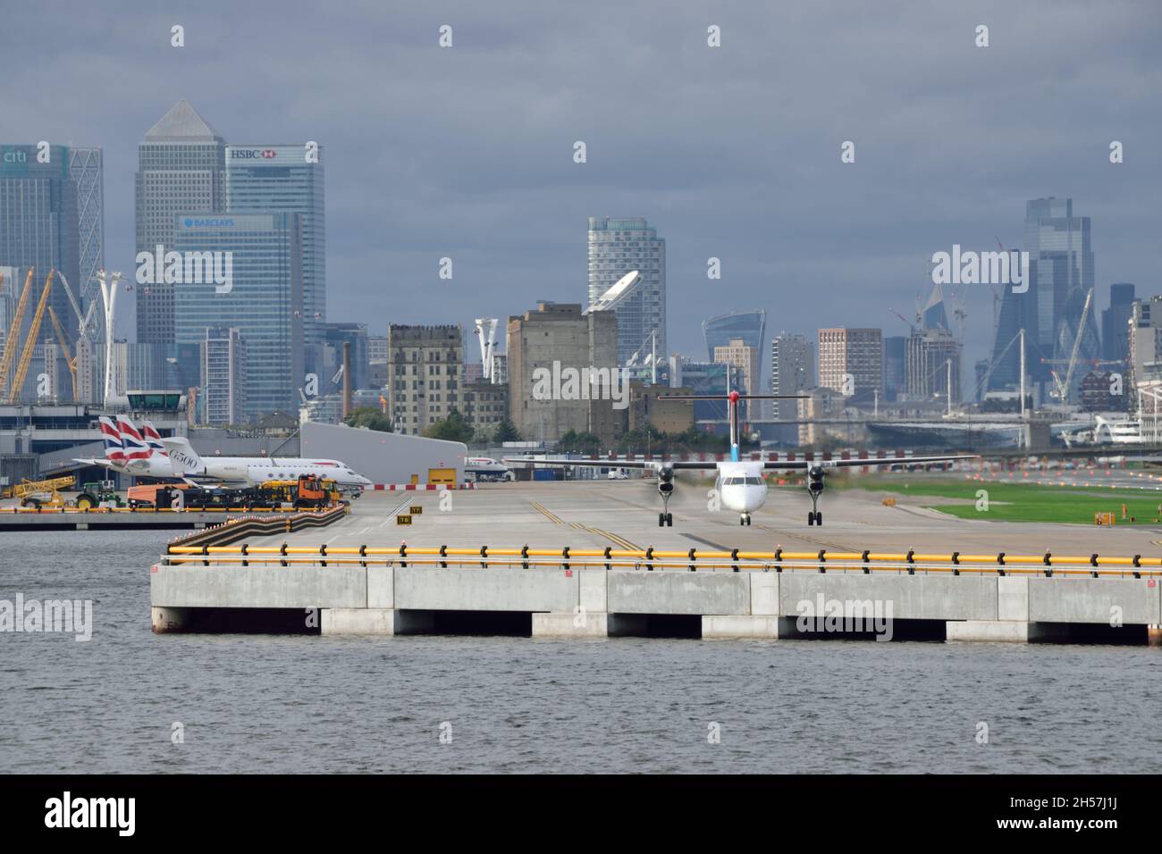 Luxair Bombardier Q400 LX-LGM tassazioni per la partenza dall'aeroporto di London City Foto Stock
