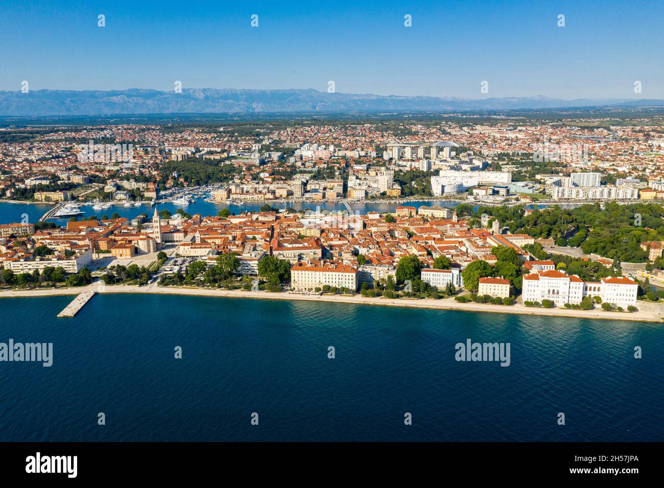 Foto aerea della città vecchia di Zara, famosa attrazione turistica in  Croazia. Vista aerea mare estate, Dalmazia regione della Croazia. Drone  Foto stock - Alamy