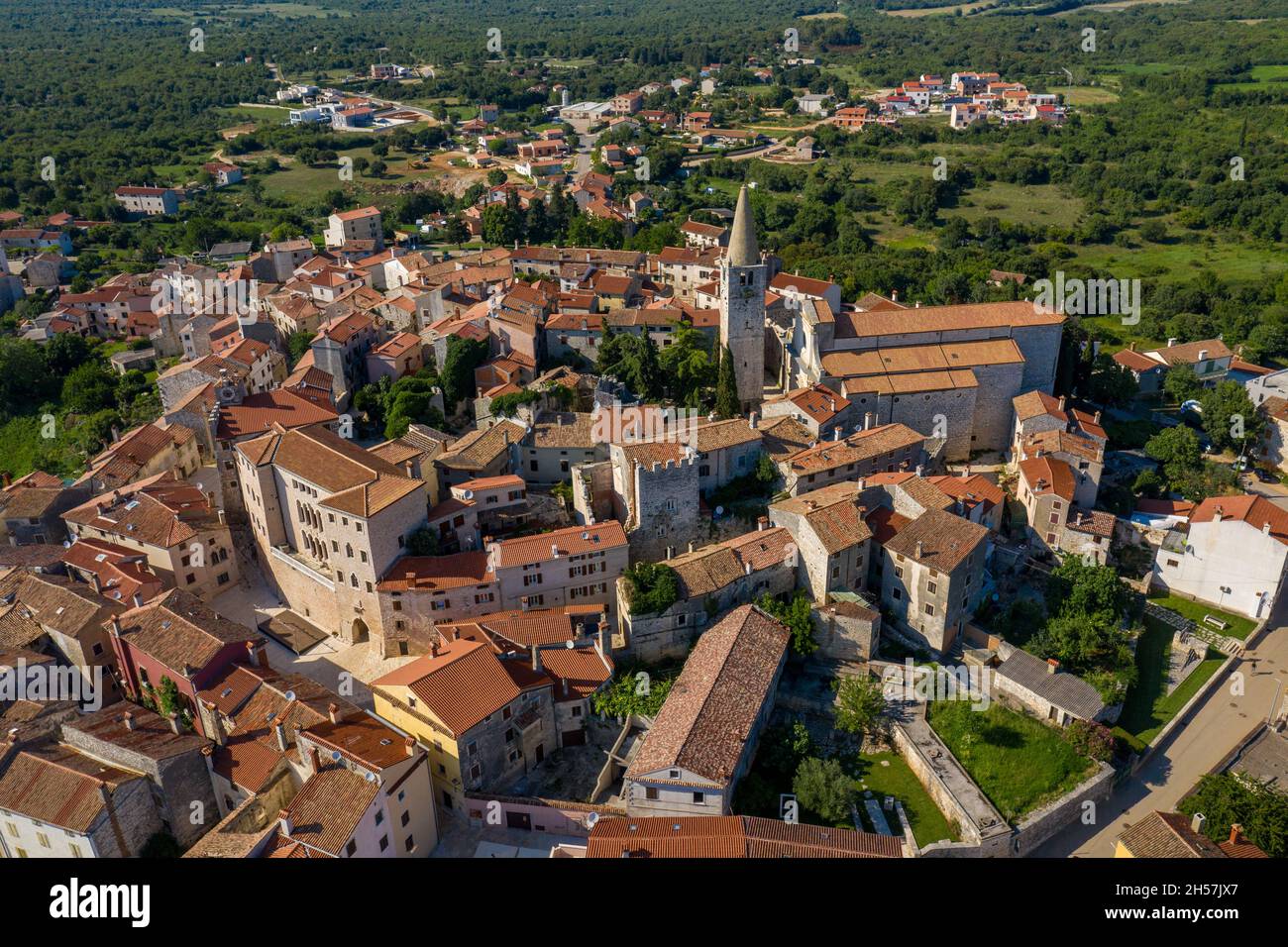 Città di Bale in Croazia. Bale è un insediamento e un comune della Contea  di Istria, Croazia. Le origini dell'insediamento si trovano nella  roccaforte romana di CA Foto stock - Alamy