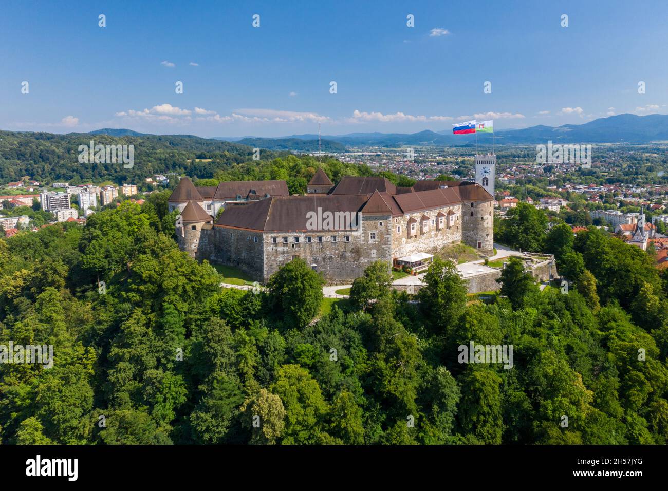 Castello di Lubiana e centro storico in Slovenia. Lubiana è la città più grande. È conosciuta per la sua popolazione universitaria e per gli spazi verdi, compresi gli expessi Foto Stock