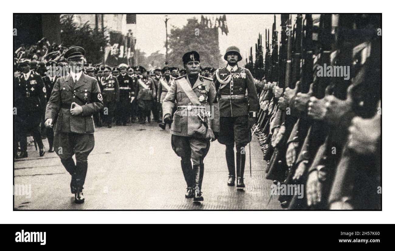 WW2 1937 Adolf Hitler con il leader del Facist Benito Mussollini ispezionando una parata di guardia d'onore della Germania nazista a Berlino Germania nazista Foto Stock