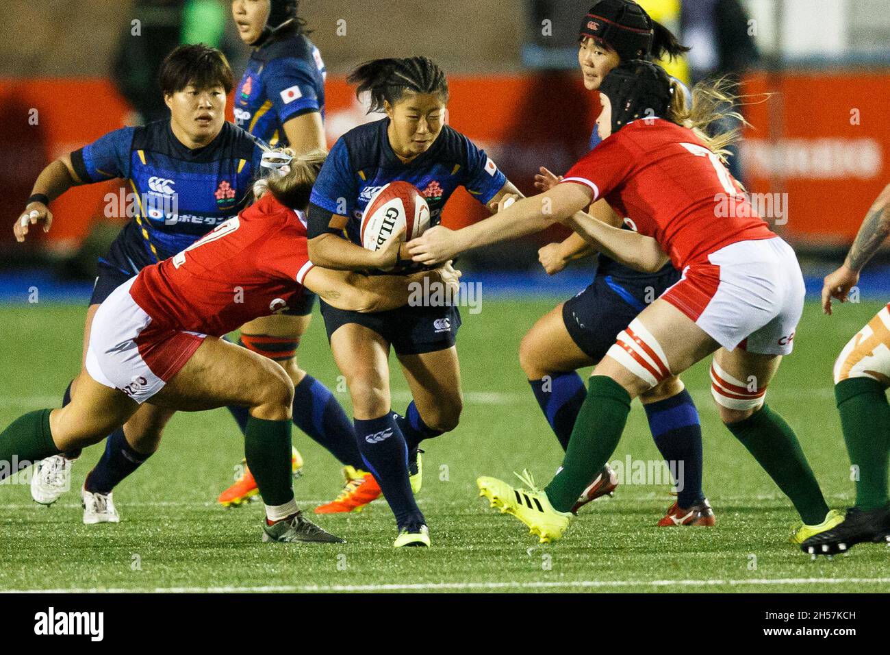 Cardiff, Regno Unito. 7 novembre 2021. Giappone ala destra Noriko Taniguchi è affrontato dal centro del Galles Kerin Lago durante il Galles Donne / Giappone Donne Rugby Match. Credit: Gruffydd Thomas/Alamy Foto Stock