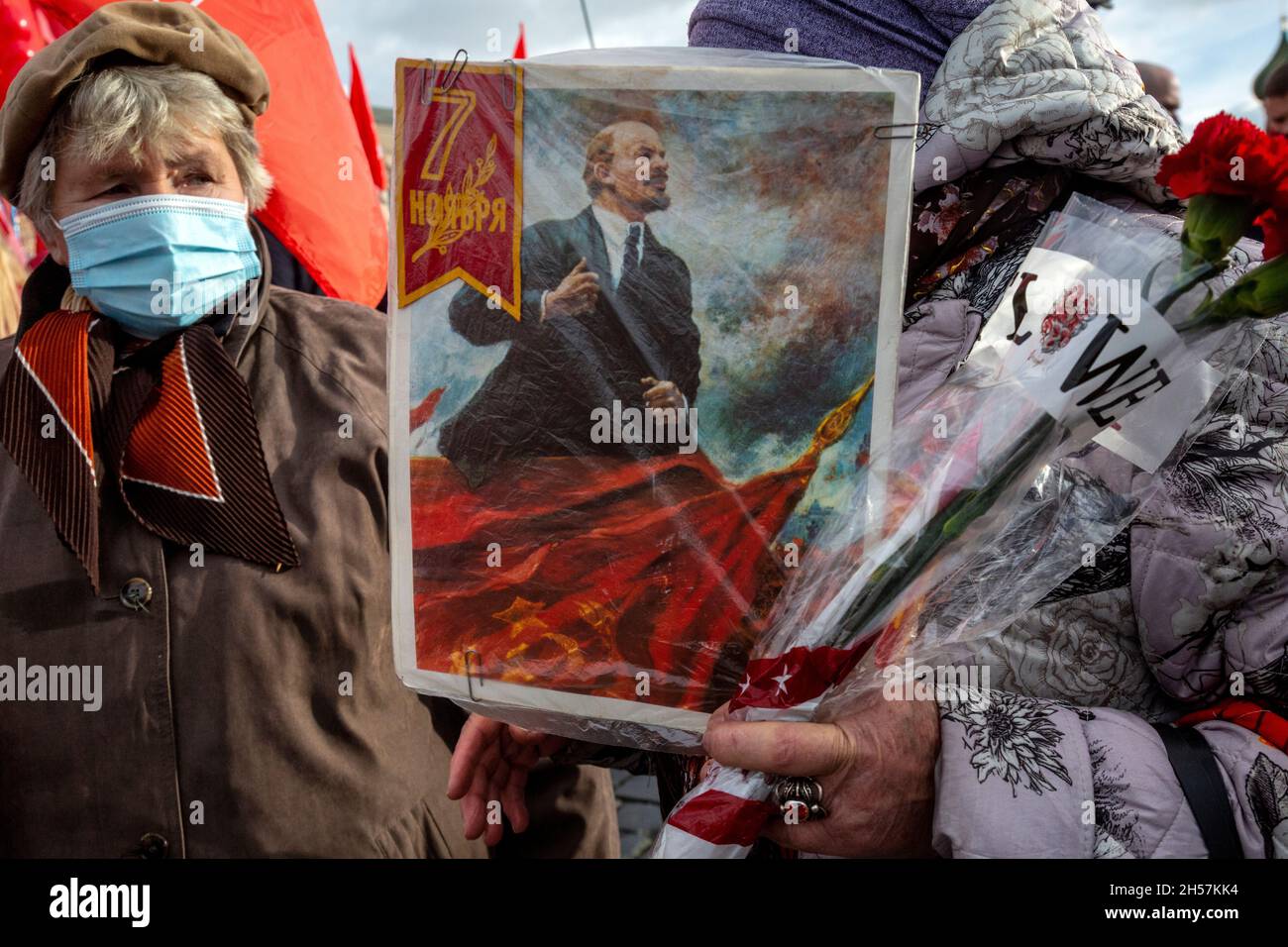 Mosca, Russia. Il 7 novembre 2021 i sostenitori del partito comunista portano ritratti del fondatore sovietico Vladimir Lenin, mentre camminano verso la Tomba di Lenin durante una manifestazione che segna il 104° anniversario della rivoluzione bolscevica del 1917 nella Piazza Rossa, a Mosca, in Russia Foto Stock