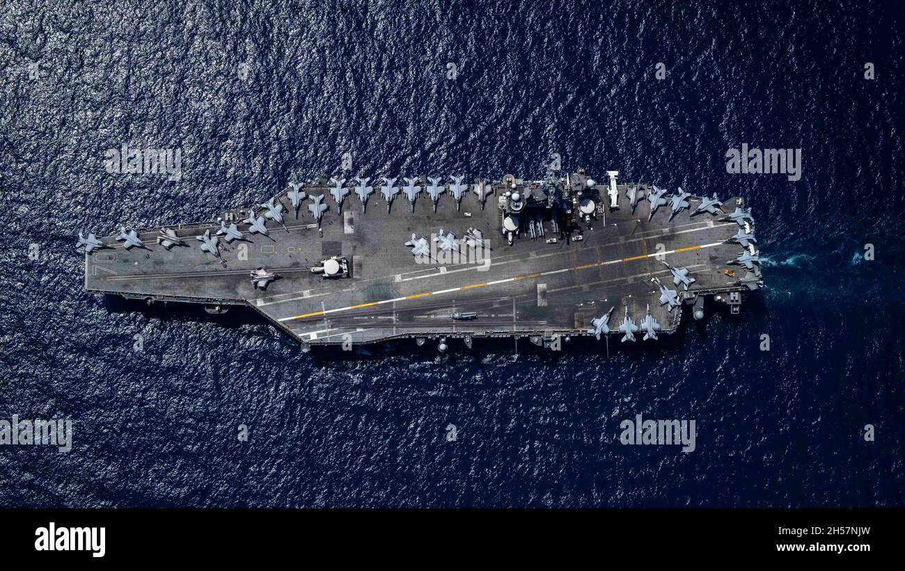 South China Sea, Stati Uniti. 30 Ottobre 2021. Il portaerei USS Carl Vinson della Marina statunitense di classe Nimitz naviga durante una pattuglia congiunta con le forze di autodifesa marittime giapponesi, il 30 ottobre 2021 nel Mar Cinese Meridionale. Credito: MC1 Haydn Smith/U.S. Navy/Alamy Live News Foto Stock