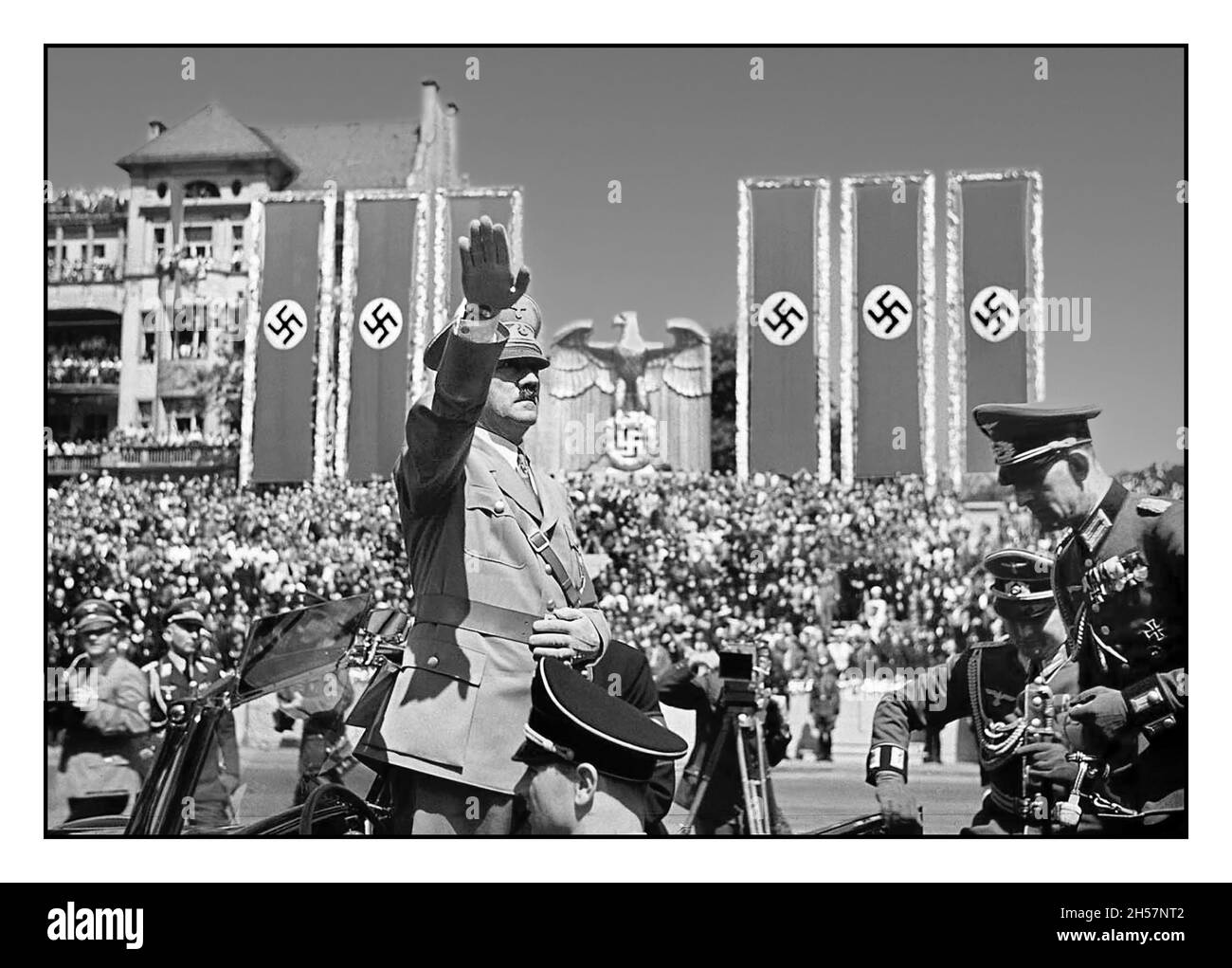 CONDOR LEGION Nazi Propaganda immagine 1930 di Adolf Hitler saluta le truppe della Legione Condor che combattevano insieme ai nazionalisti spagnoli nella guerra civile spagnola durante un raduno al loro ritorno in Germania la Legione Condor (tedesco: Legion Condor) era un'unità composta da personale militare dell'aeronautica militare e dell'esercito della Germania nazista, che servì con i nazionalisti durante la guerra civile spagnola dal luglio 1936 al marzo 1939. Foto Stock