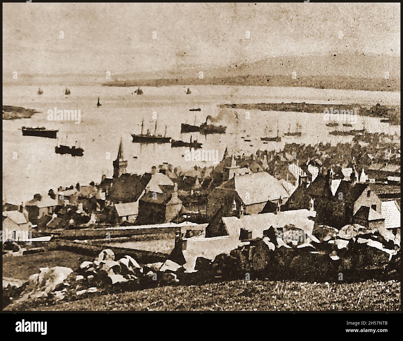 1908 immagine scattata a Orkney, Scozia - Una vista di Stromness Harbour, Orkney, Scozia piena di barche a vela e di barche a vapore. Oggi Stromness è la seconda città più popolosa di Orkney Foto Stock