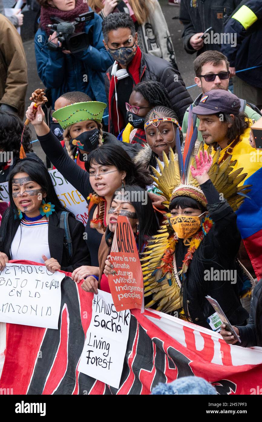 COP26 - attivisti delle popolazioni indigene a capo dei venerdì per la marcia futura attraverso Glasgow in occasione della COP26 Giornata della Gioventù e dell'empowerment pubblico, Scozia Foto Stock