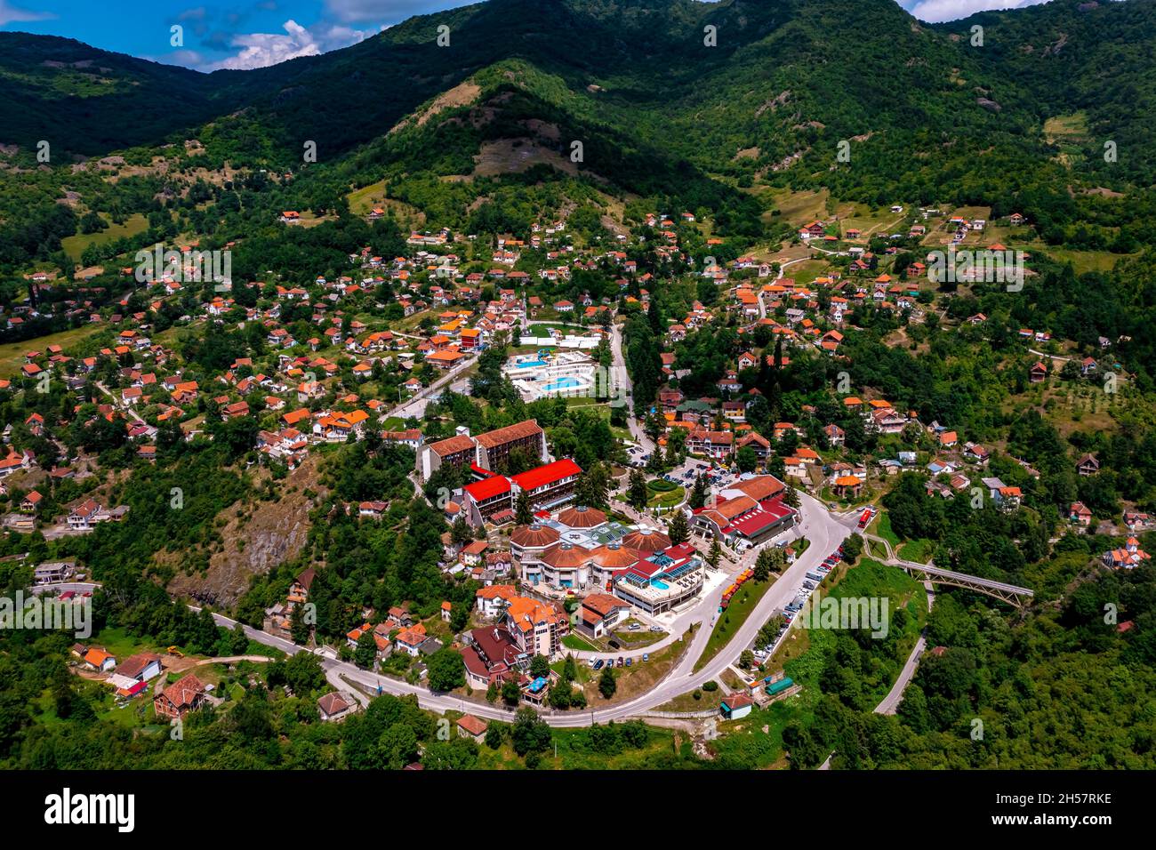Prolom Banja con drone | Luftbilder von Prolom Banja in Serbien Foto Stock