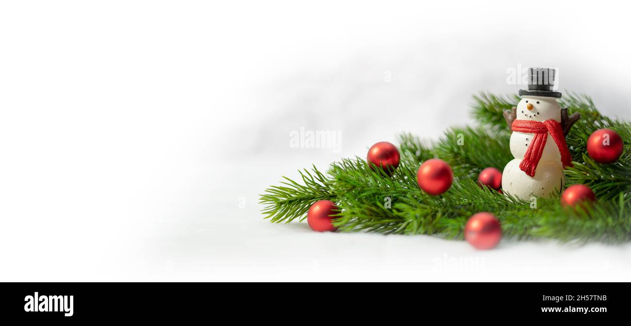Snowman nel periodo di Natale. Ornamenti rossi della sfera di Natale e rami di pino o di abete. Foto Stock