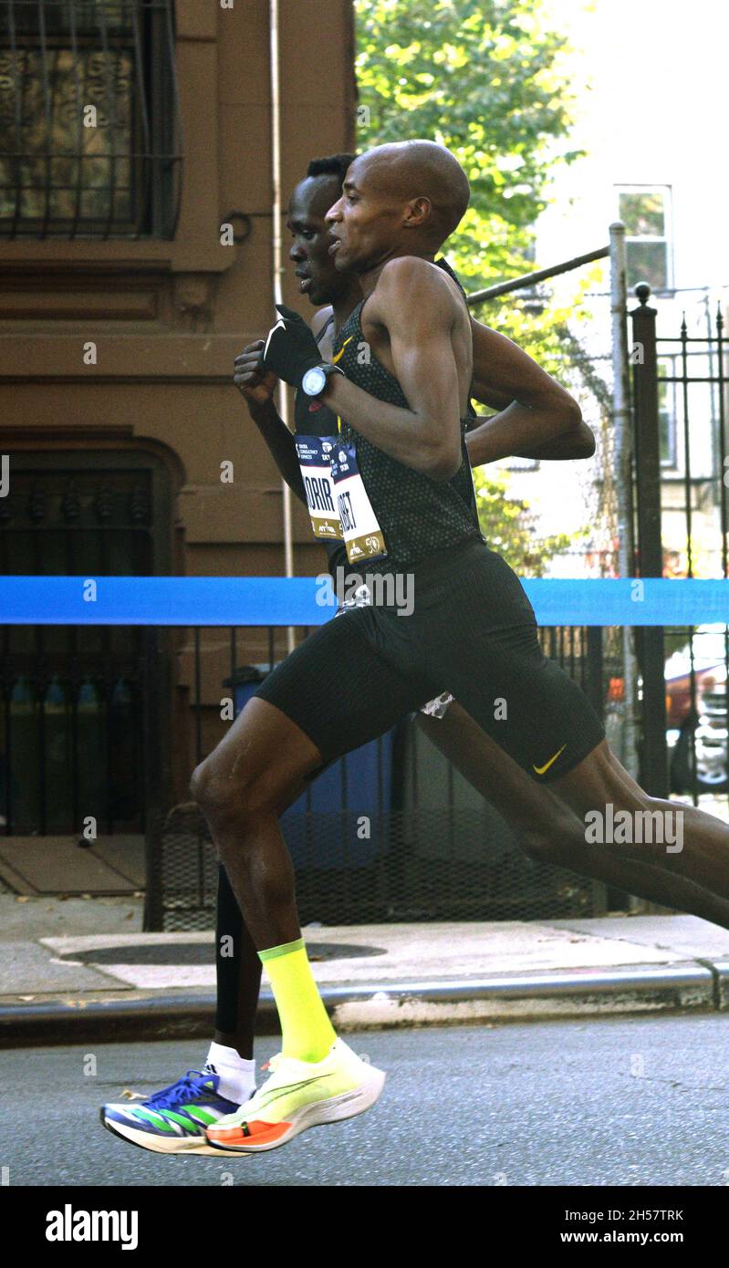 Albert Korir tra i leader lungo Lafayette Ave., durante la 50th TCS New York City Marathon -7 novembre 2021 Foto Stock Albert Korir tra i leader lungo Lafayette Ave., durante la 50th TCS New York City Marathon -7 novembre 2021 Foto Stock