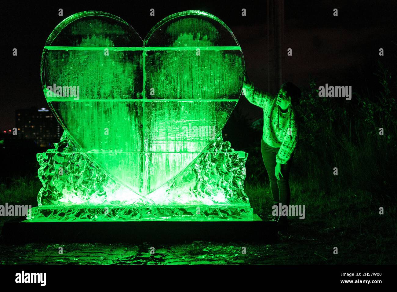 Stop Climate Chaos Scotland svelare una scultura di ghiaccio di due metri di altezza, un cuore di una tonnellata illuminata a luce verde sulla riva del fiume Clyde con vista sulla COP26 luogo vertice a Glasgow. Data foto: Domenica 7 novembre 2021. Foto Stock