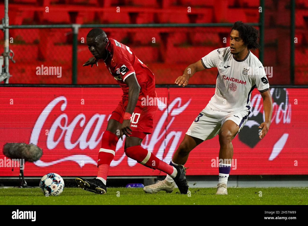 ANTWERPEN, BELGIO - 7 NOVEMBRE: Pierre Dwomoh del Royal Antwerp FC, Joshua Zirkzee di Anderlecht durante la partita della Jupiler Pro League tra il Royal Antwerp FC e Anderlecht a Bosuilstadion il 7 novembre 2021 ad Anversa, Belgio (Foto di Jeroen Meuwsen/Orange Pictures) Foto Stock