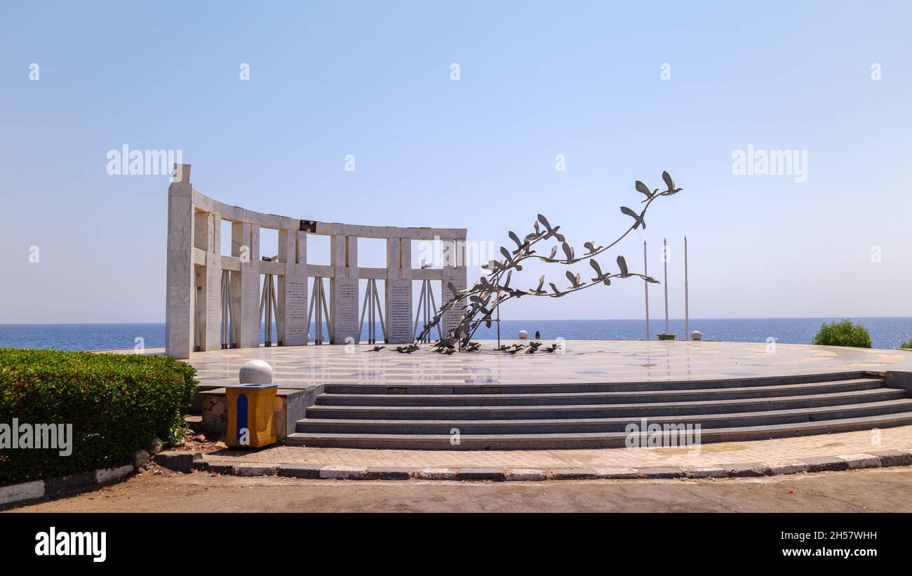 SHARM EL SHEIKH, EGITTO - SETTEMBRE 2021. Monumento alle vittime del Boeing 737 schiantato Foto Stock
