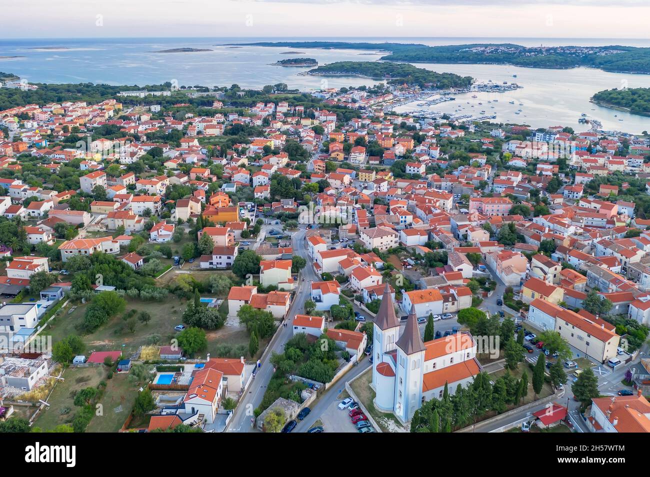 Una foto aerea di Medulin al tramonto, sullo sfondo campeggio, Premantura e Capo Kamenjak, Istria, Croazia Foto Stock