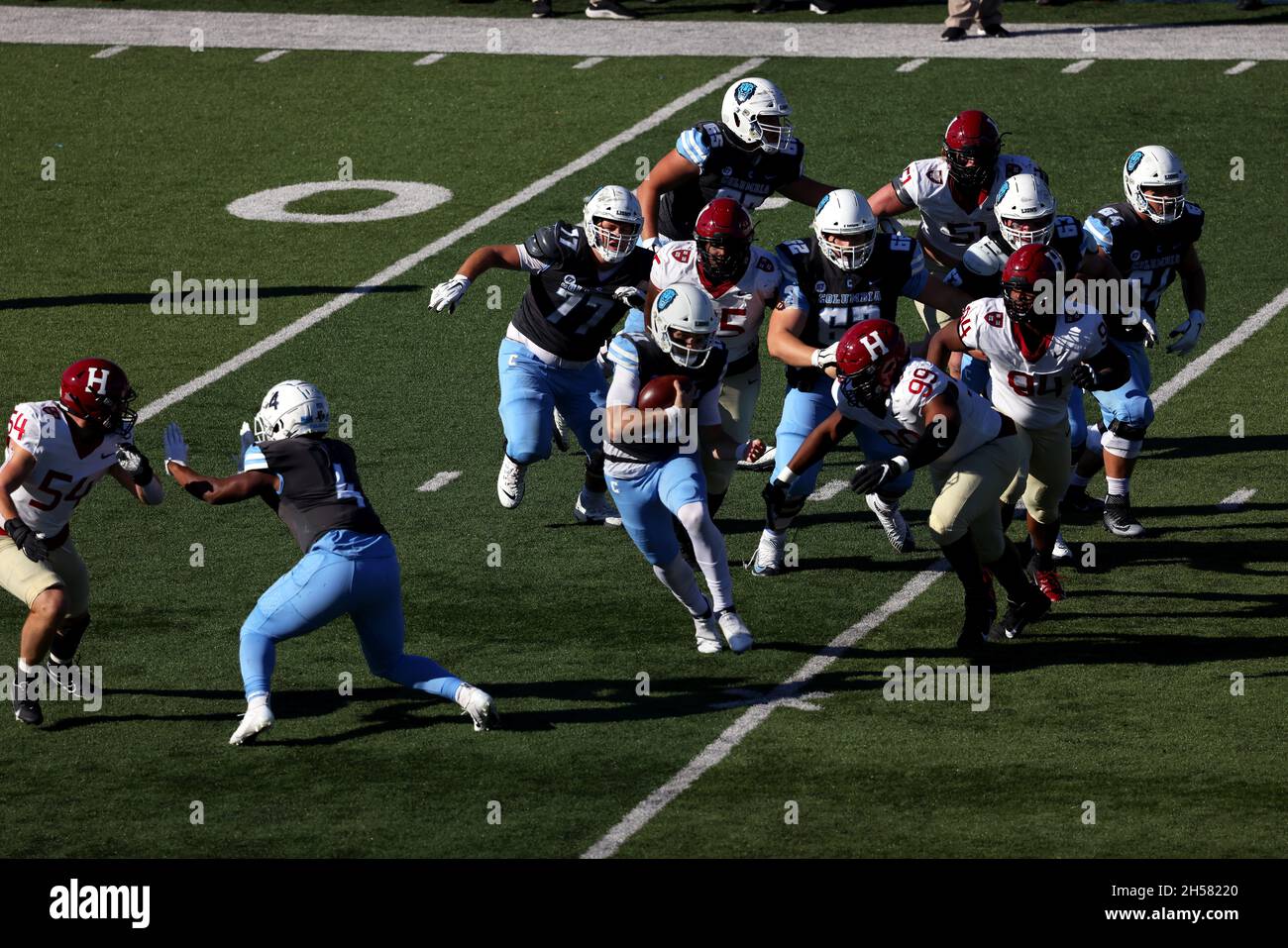 New York City, New York, Stati Uniti. 6 novembre 2021. Il Columbia Lions Quarterback Joe Green si precipita per un po' di yardage durante la partita odierna contro l'Harvard Crimson al Columbia's Wien Stadium di New York. Harvard ha vinto il gioco 49-21. Credit: Adam Stoltman/Alamy Live News Foto Stock