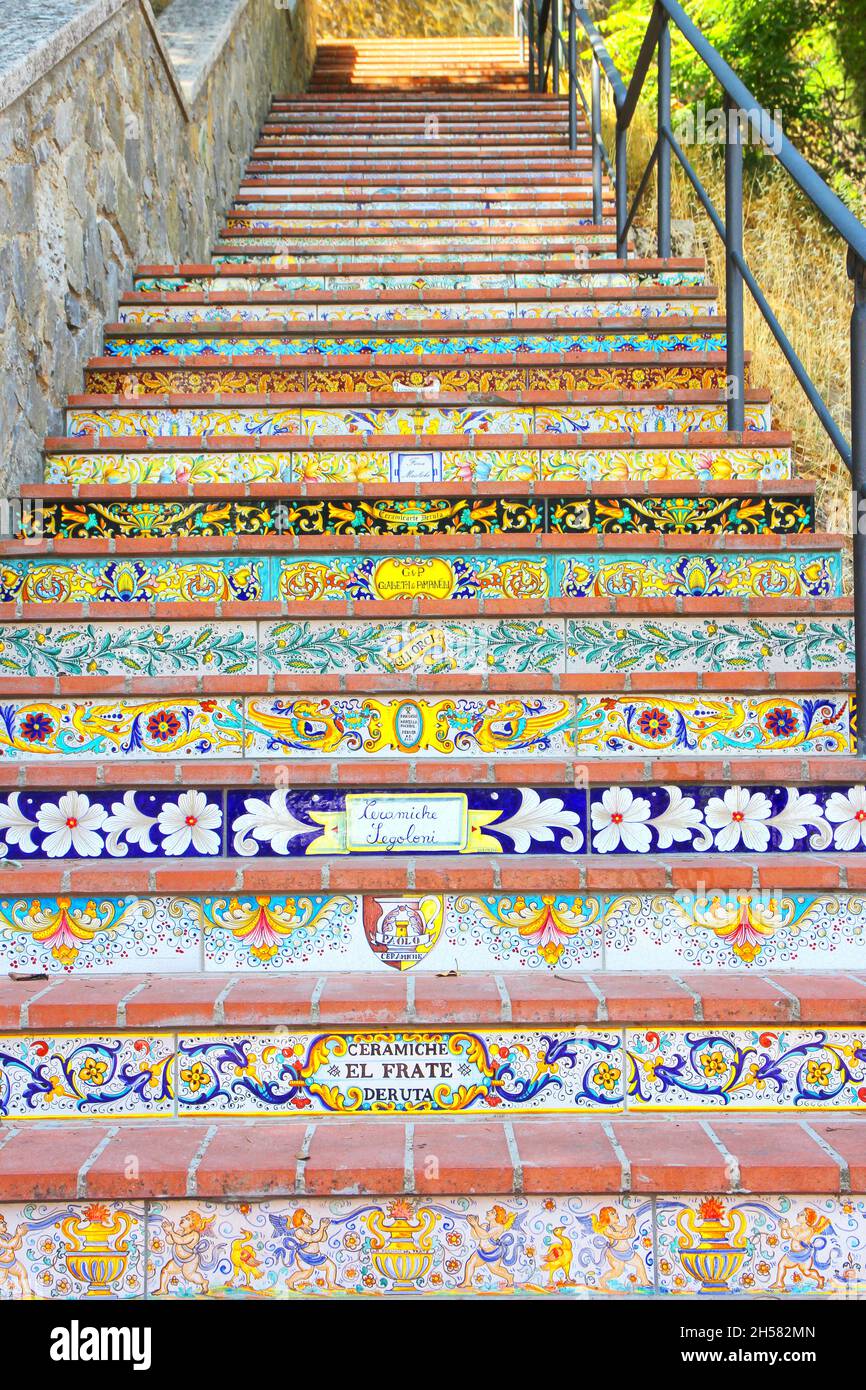 Deruta, il paese della ceramica: Dettaglio della scala in ceramica, ingresso al paese Foto Stock