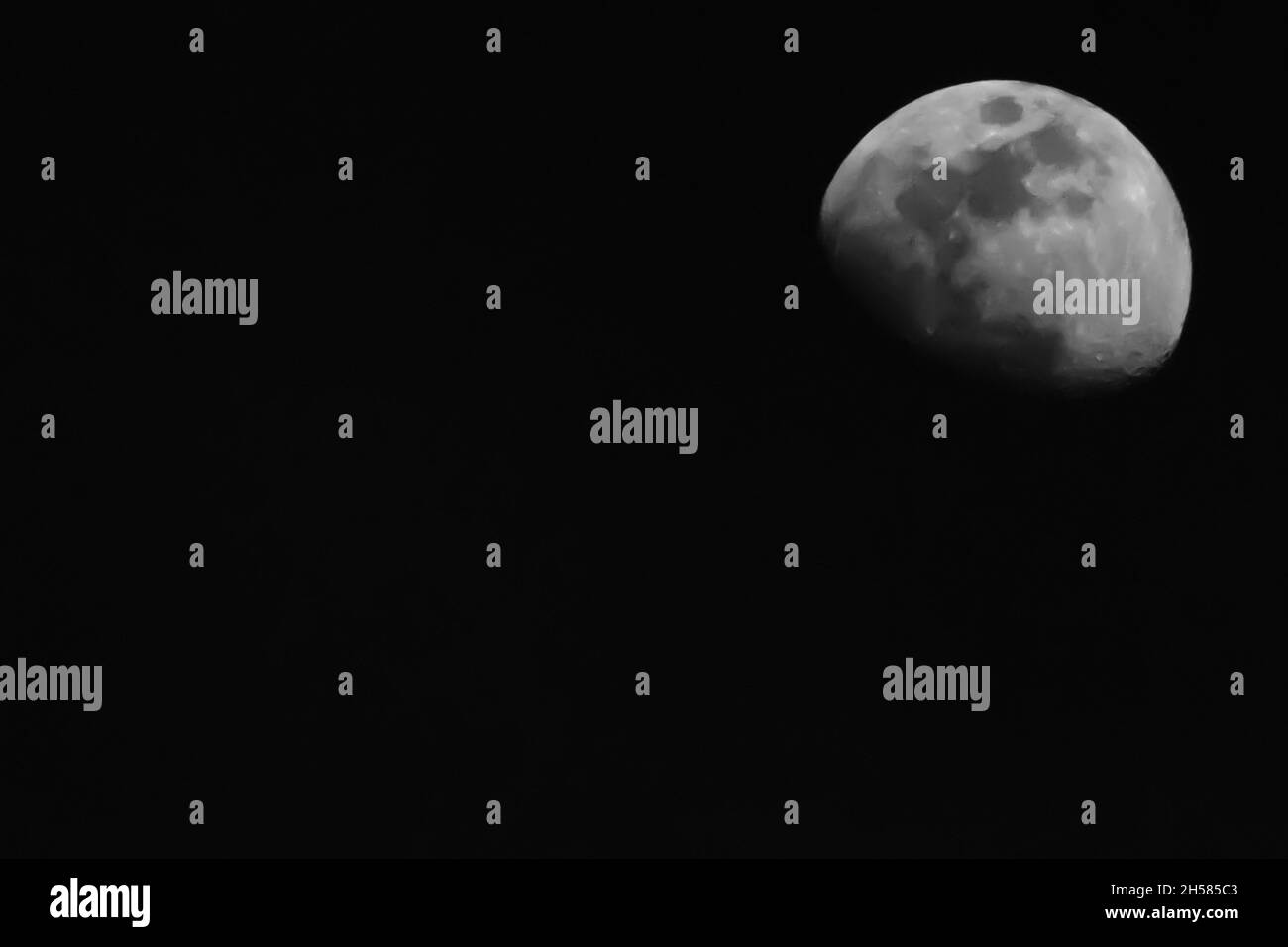 una vista fantastica sulla luna nel cielo scuro Foto Stock