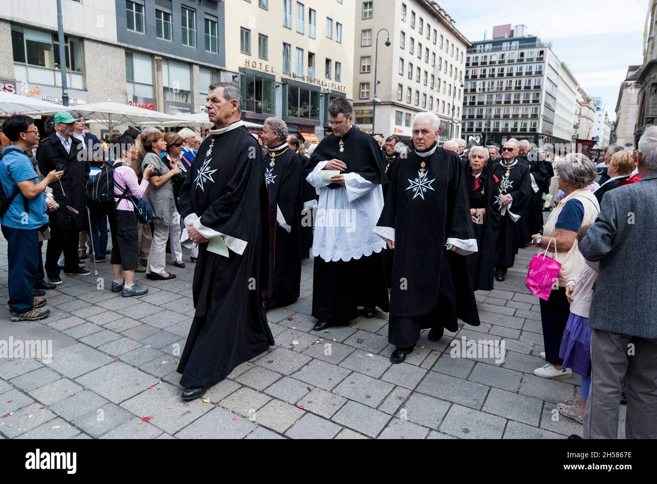 Vienna, Austria. 7 giugno 2012. Processione del Corpus Christi a Vienna con l'Ordine di Malta Foto Stock