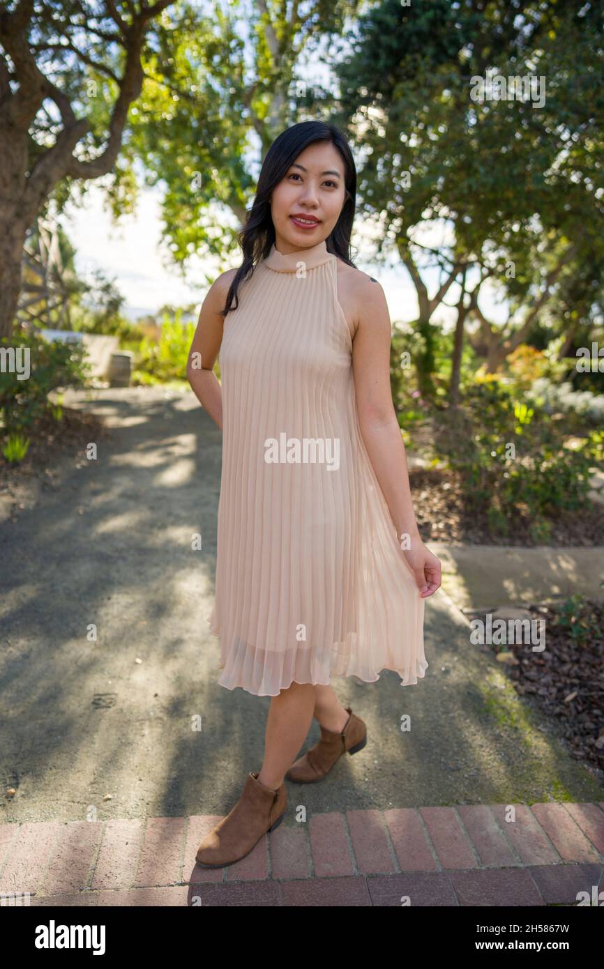 Giovane donna asiatica in una storica casa vittoriana e giardino Foto Stock