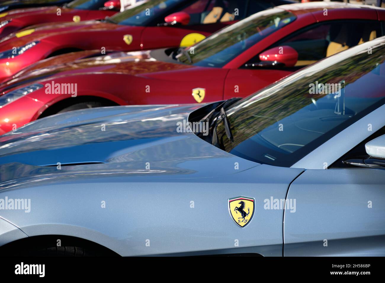 Incontro Ferrari a Mijas Pueblo, provincia di Malaga, Andalusia, Spagna. Foto Stock