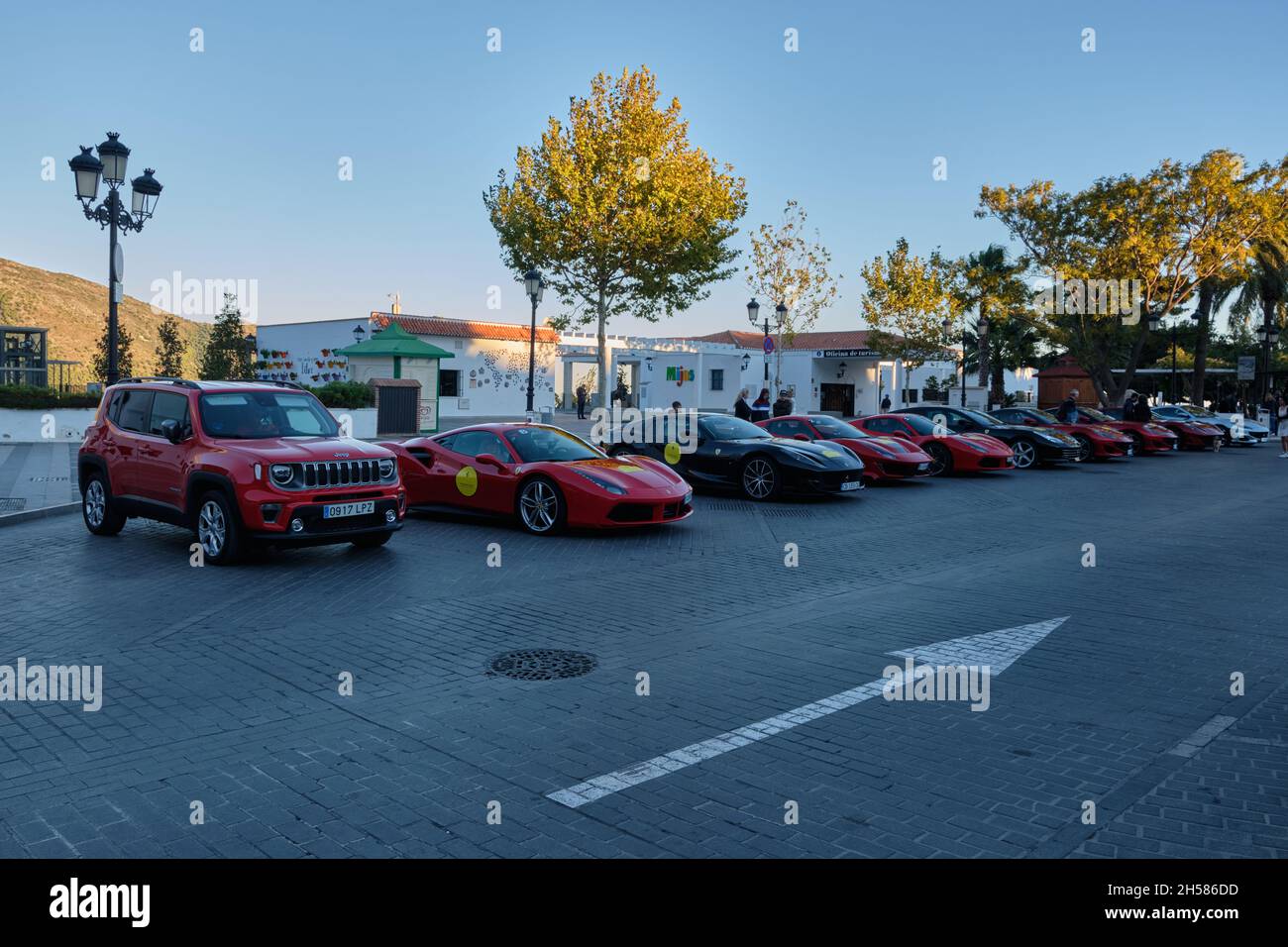 Incontro Ferrari a Mijas Pueblo, provincia di Malaga, Andalusia, Spagna. Foto Stock