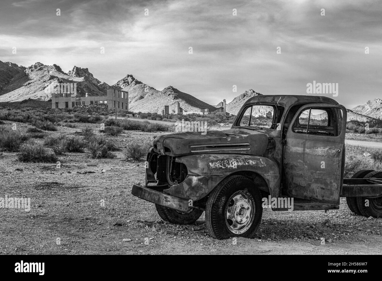 Abbandonato relitto auto nella città fantasma Rhyolite nella Valle della morte, USA Foto Stock