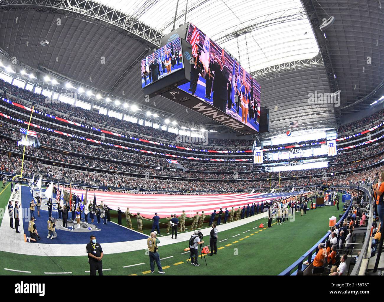 Arlington, Stati Uniti. 7 novembre 2021. I Dallas Cowboys onorano i veterani prima della partita di Denver Broncos NFL all'AT&T Stadium di Arlington, Texas, domenica 7 novembre 2021. Foto di Ian Halperin/UPI Credit: UPI/Alamy Live News Foto Stock