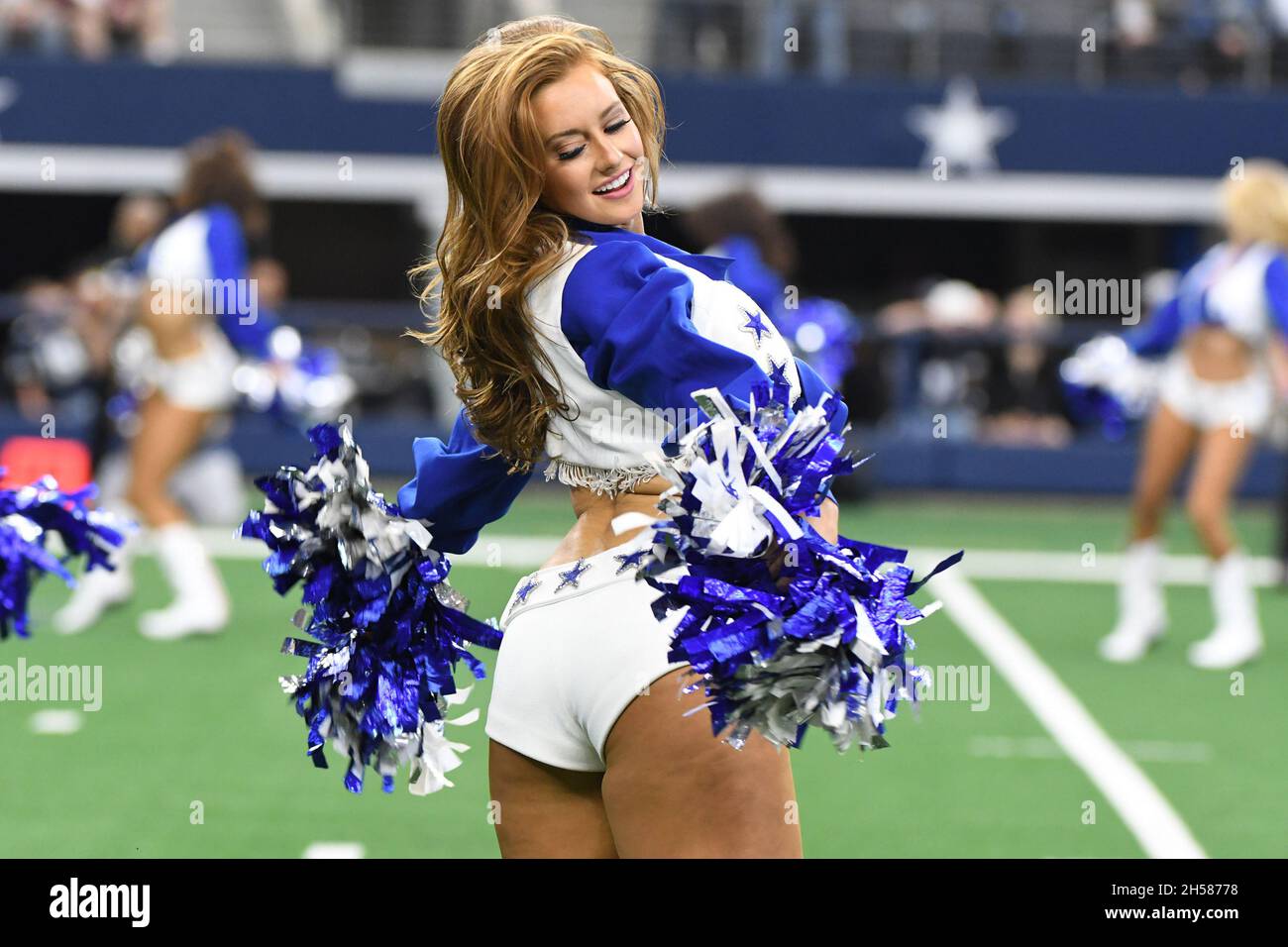 Arlington, Stati Uniti. 7 novembre 2021. Un cheerleader dei Dallas Cowboys si perfezionava durante la partita dei Dallas Cowboys e dei Denver Broncos NFL all'AT&T Stadium di Arlington, Texas, domenica 7 novembre 2021. Foto di Ian Halperin/UPI Credit: UPI/Alamy Live News Foto Stock