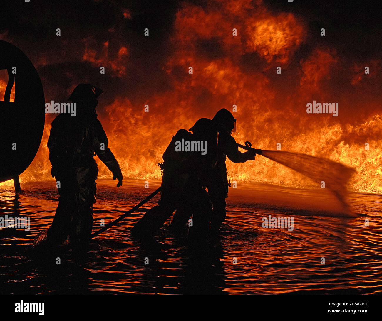 USMC Aircraft Rescue Fire Fighters che lavora la fossa di fiamma a MCAS Miramar, San Diego, California. Foto Stock