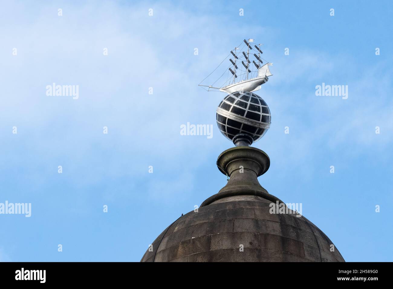 Merchants House of Glasgow, George Square - primo piano della nave in cima al globo sul tetto - Glasgow, Scozia, Regno Unito Foto Stock