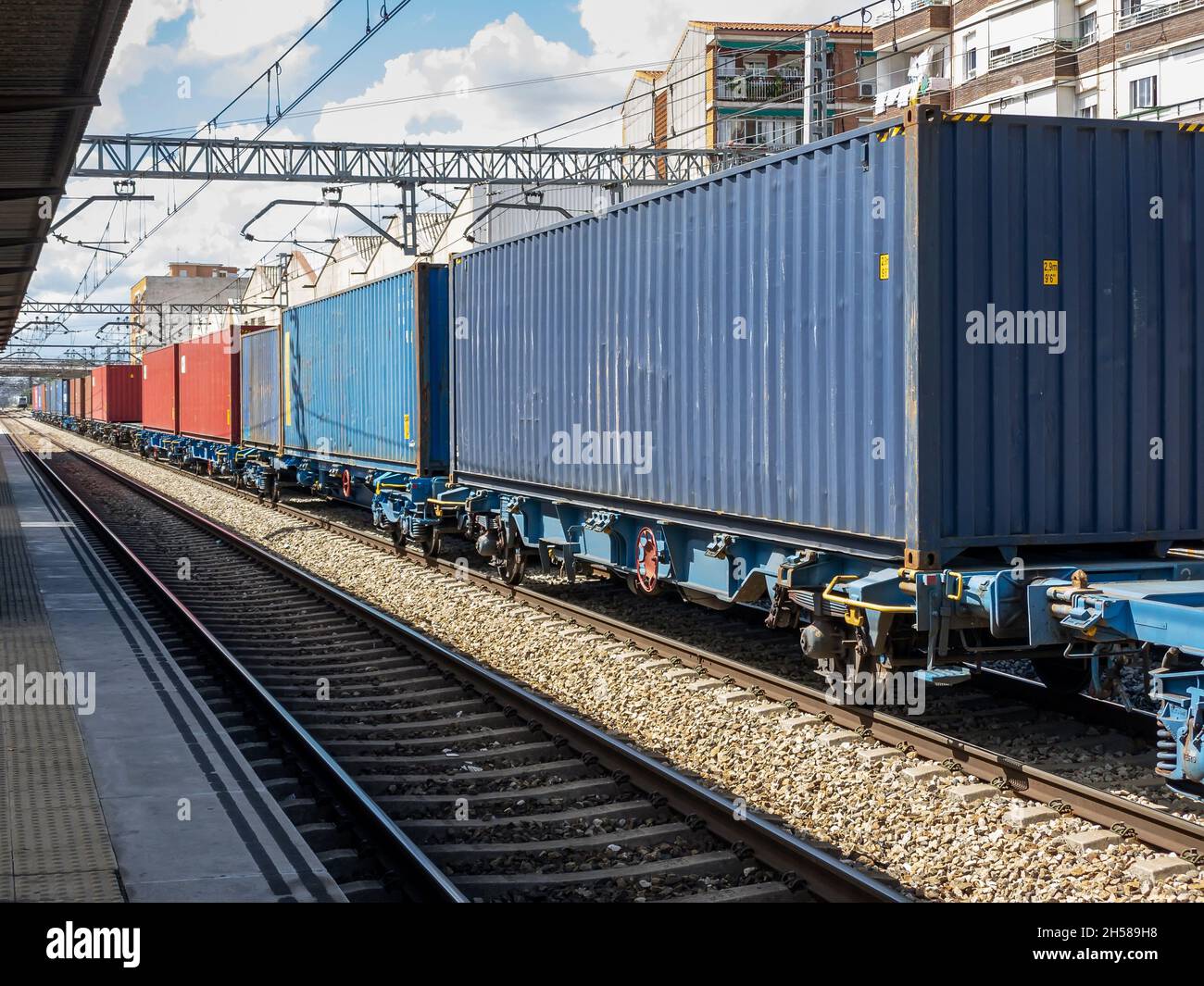 vagoni ferroviari con container per il trasporto di merci ferme su una stazione ferroviaria, distribuzione e trasporto di merci tramite ferrovia, global crisi Foto Stock