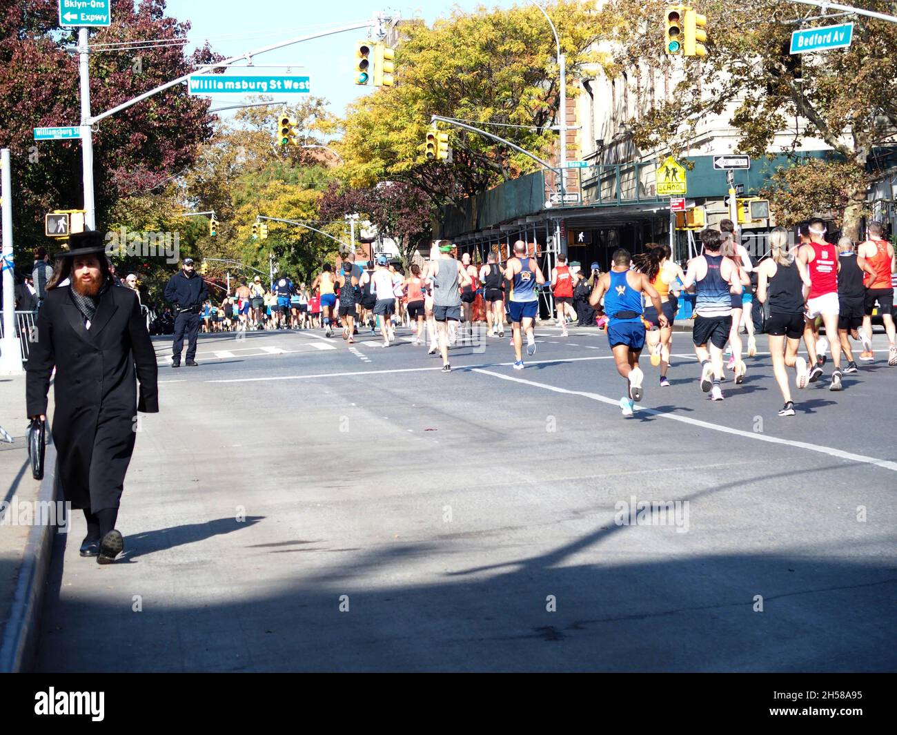 7 novembre 2021, New York, New York, Stati Uniti d'America: New York, 50a maratona TCS NYC. Dopo che la maratona di New York City del 2020 fu cancellata a causa della pandemia COVID-19, la NYC ritornò. La maratona di NYC è l'ultima delle cinque Maratona del mondo le Major tenute in 2021 30,000 corridori sono previste partecipare alla corsa di 26.2 miglia.Albert Korir del Kenya ha vinto la corsa degli uomini e Peres Jepchirchir del Kenya.Won la corsa della Donna She è la prima donna a vincere una maratona Gareggia dopo aver vinto una medaglia d'oro olimpica. (Credit Image: © Bruce Cotler/ZUMA Press Wire) Foto Stock