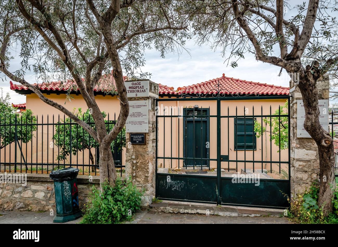 Il Museo di Storia dell'Università di Atene, noto anche come la Vecchia Università, nel distretto di Plaka. E' uno dei più antichi edifici residenziali ancora in piedi ad Atene Foto Stock