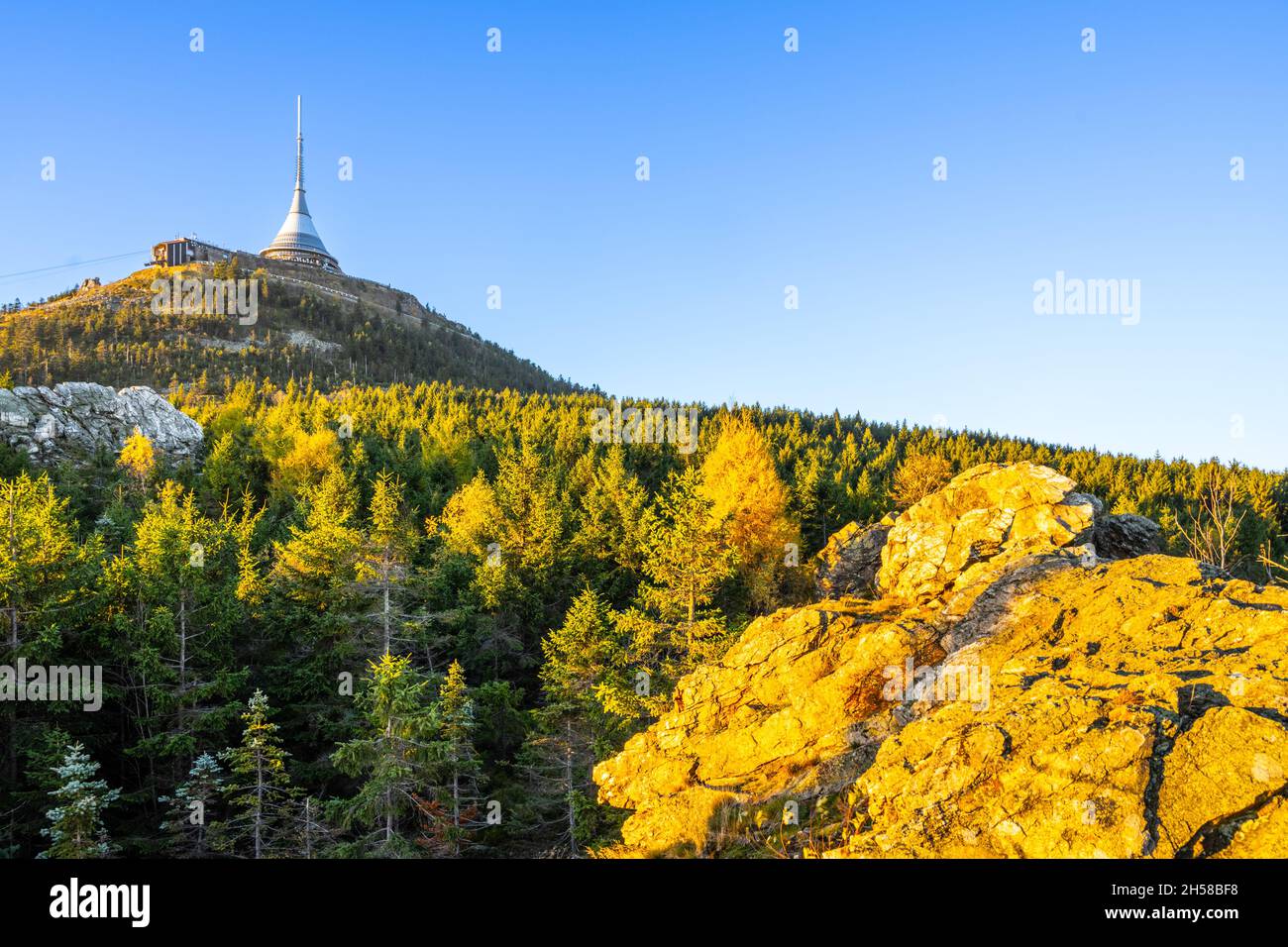 Virive Rocks e Jested Mountain in autunno Foto Stock