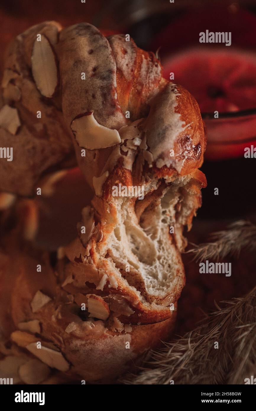 Frolla dolce con mandorle su un tessuto a maglia d'arancia con fiori secchi d'autunno. Casa accogliente ancora vita Foto Stock