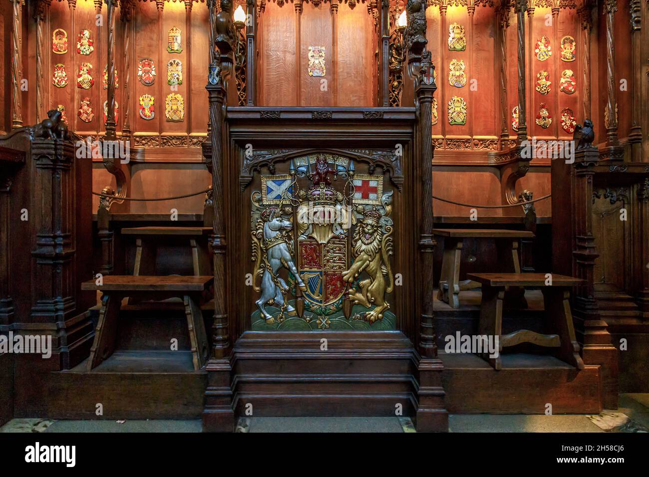 EDIMBURGO, GRAN BRETAGNA - 10 SETTEMBRE 2014: Questa è la sede del monarca britannico con lo stemma inglese nel coro del Thistle Chape Foto Stock