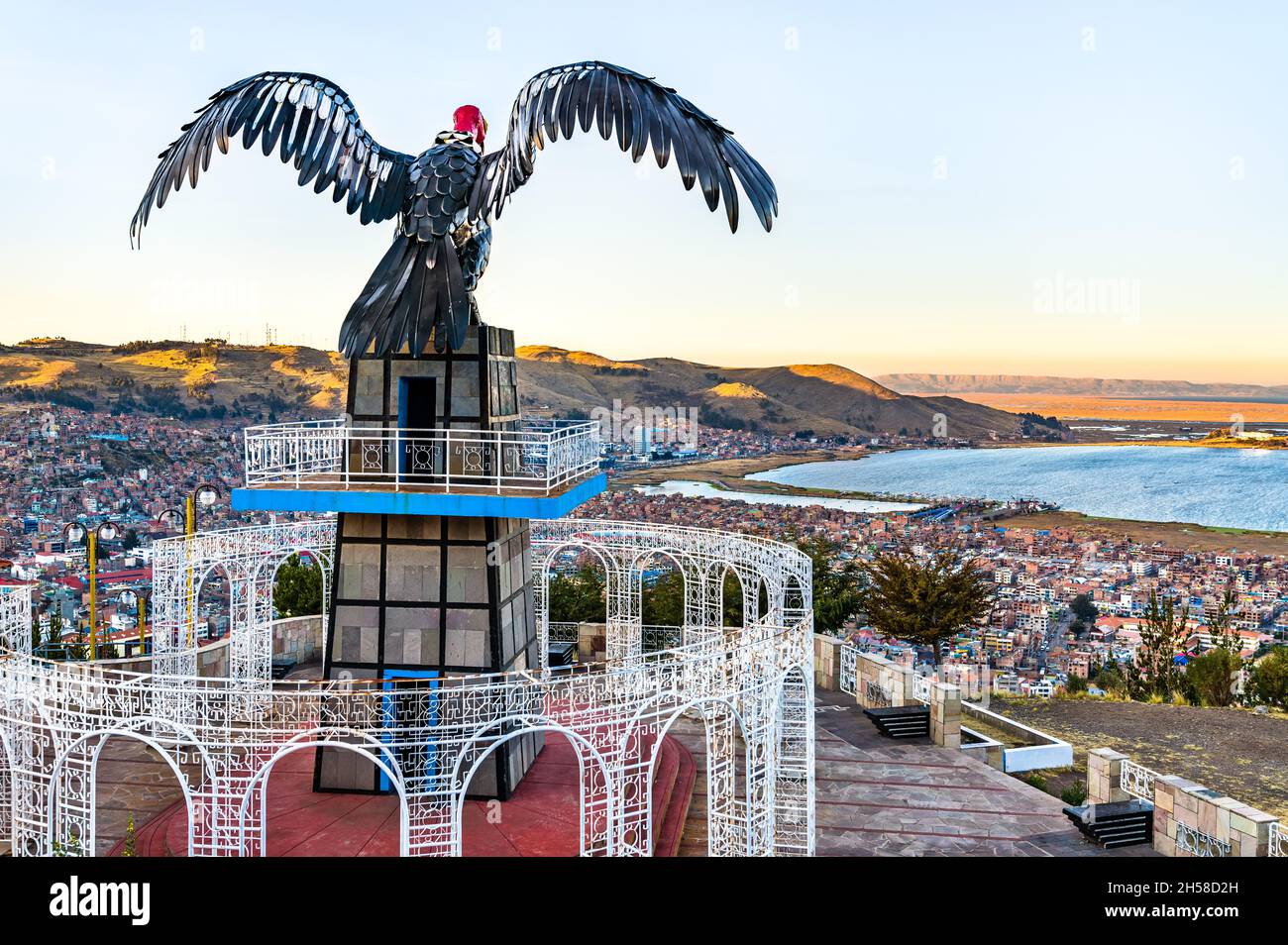 Statua di Condor a un punto di osservazione su Puno in Perù Foto Stock