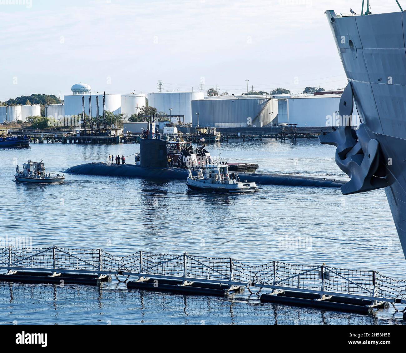 Portsmouth, Stati Uniti. 23 Ottobre 2021. Il sottomarino USS Pasadena, un sottomarino ad attacco rapido di classe Los Angeles della Marina degli Stati Uniti, è assistito da rimorchiatori che partono dal cantiere navale di Norfolk dopo un anno di revisione nel bacino asciutto, il 23 ottobre 2021 a Portsmouth, Virginia. Credit: Aldo Anderson/U.S.A. Navy/Alamy Live News Foto Stock