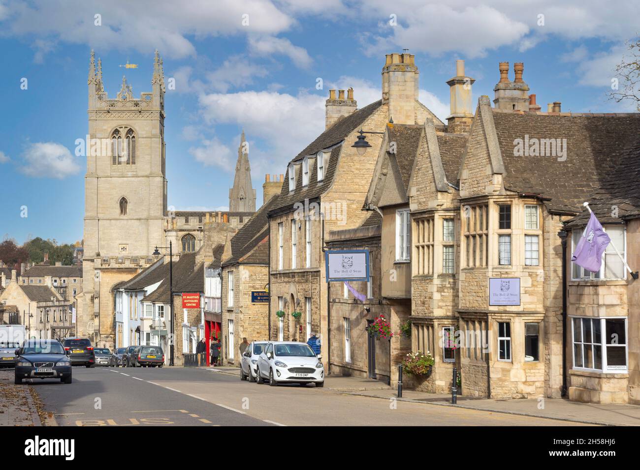 St Martin's Church e The Bull & Swan Inn, High Street, St Martin's, Stamford, Lincolnshire, Inghilterra, Regno Unito Foto Stock